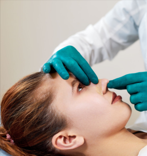 Doctor durante la valoración de rinoremodelación