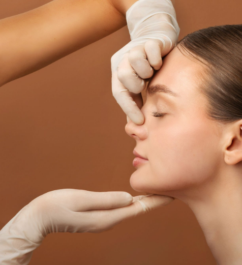 Aplicación precisa de ácido hialurónico en dorso nasal